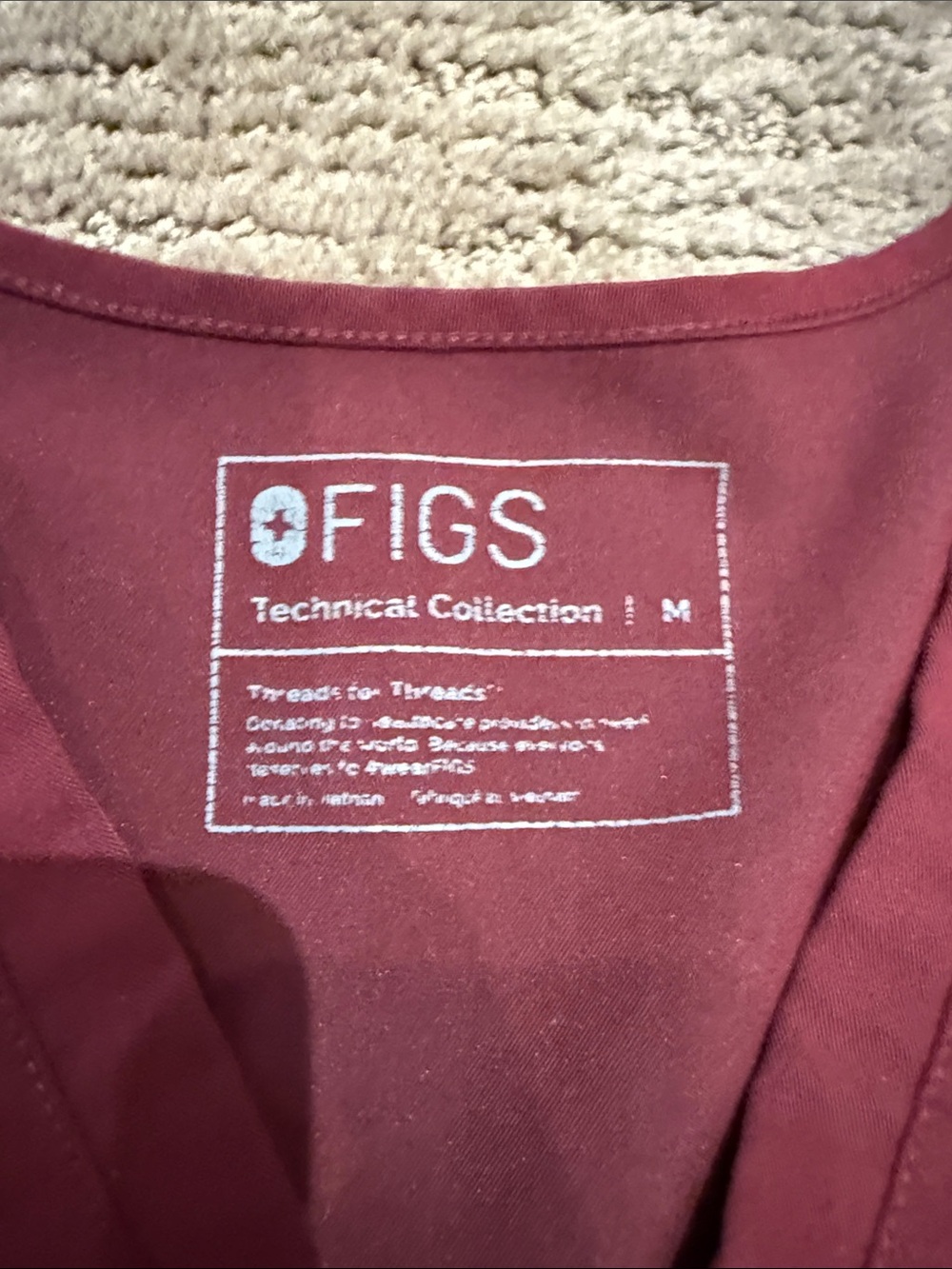 Figs Women's V-Neck Medical Scrub Top in Burgundy Medium - Picture 4 of 4